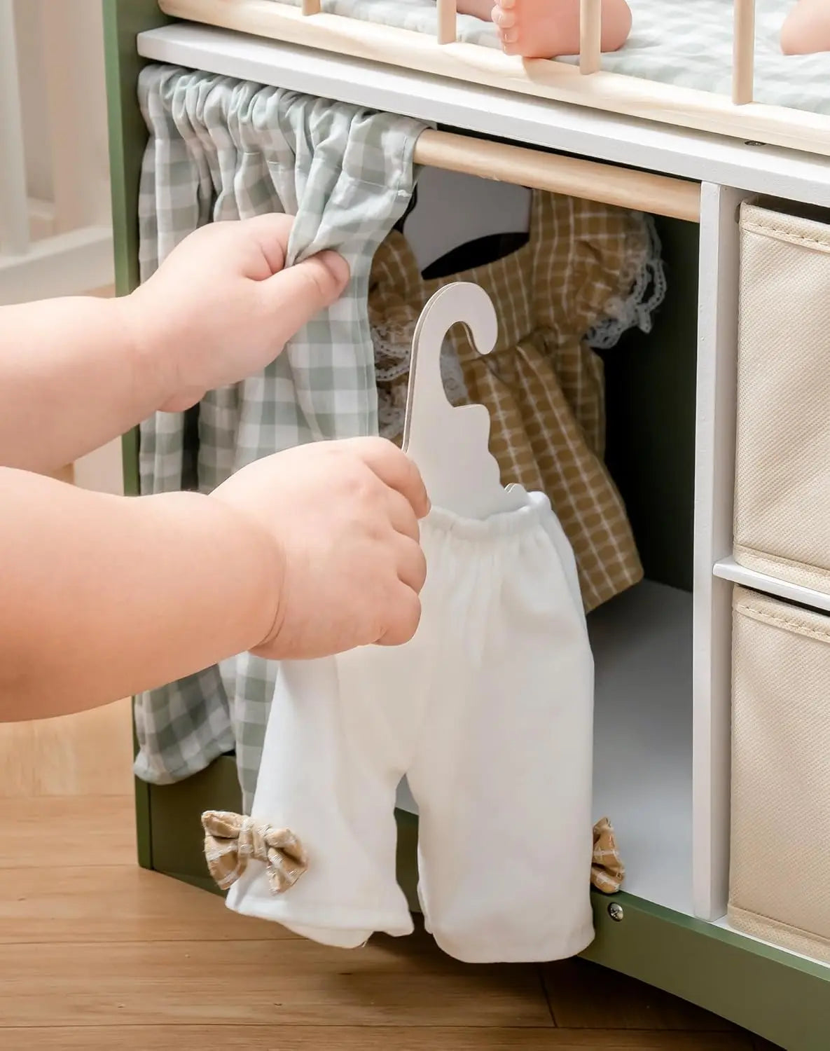 Lit en bois pour poupées avec armoire et tiroirs