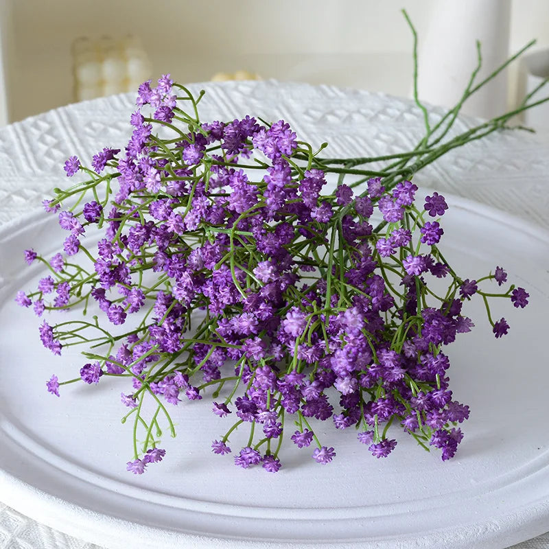 Petites fleurs blanches synthétiques
