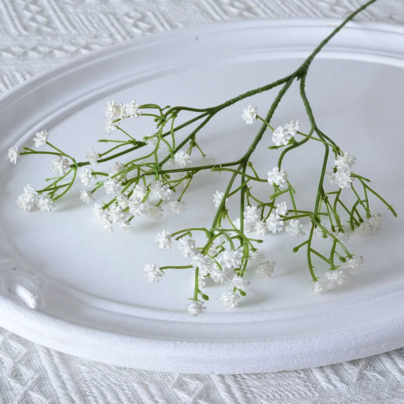 Petites fleurs blanches synthétiques
