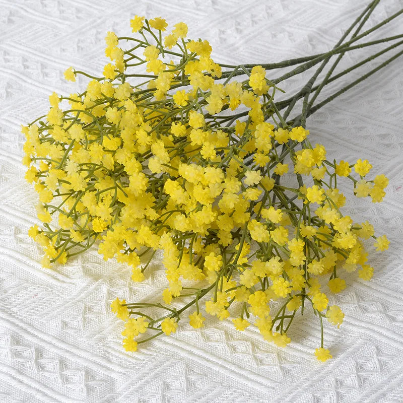 Petites fleurs blanches synthétiques