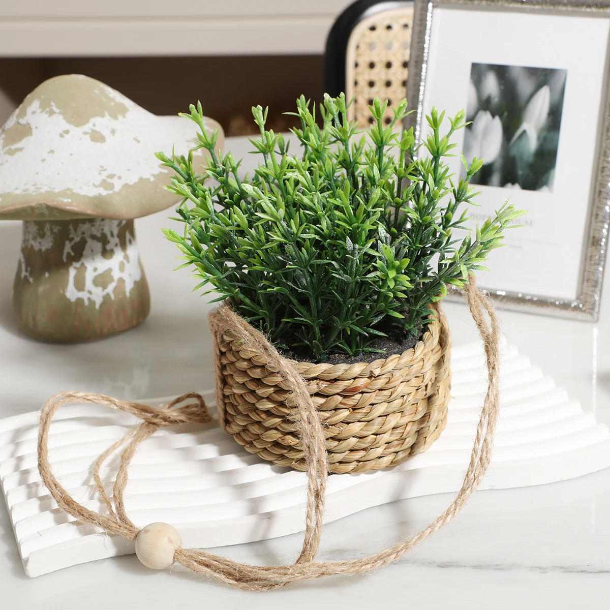 Petite plante artificielle suspendue