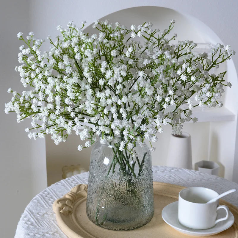 Petites fleurs blanches synthétiques