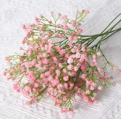 Petites fleurs blanches synthétiques