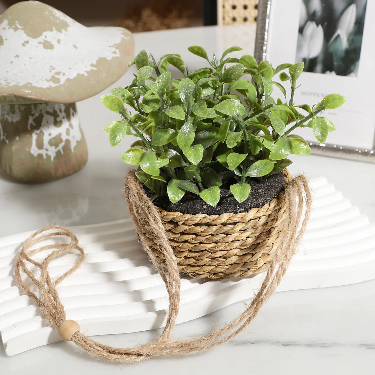Petite plante artificielle suspendue