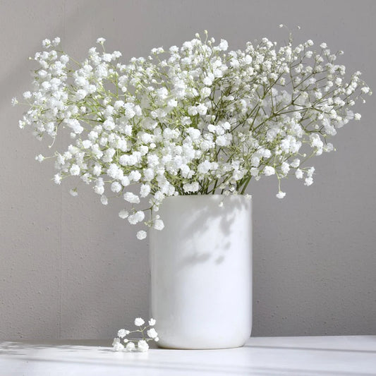Petites fleurs blanches synthétiques