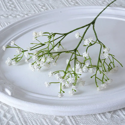 Petites fleurs blanches synthétiques