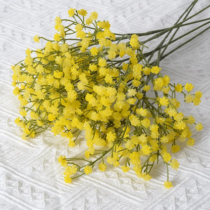 Petites fleurs blanches synthétiques