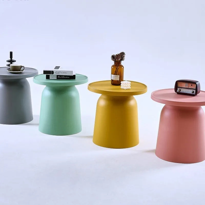 Petites tables en plastique