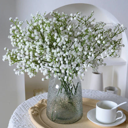 Petites fleurs blanches synthétiques